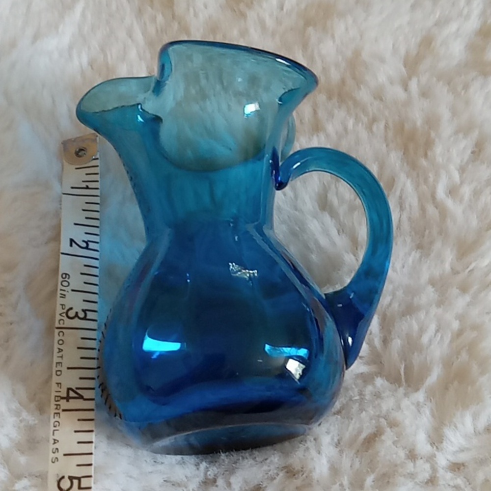 Lovely dark teal colored hand blown glass pitcher w 1 5/8" base,  4.5" tall - Picture 5 of 7